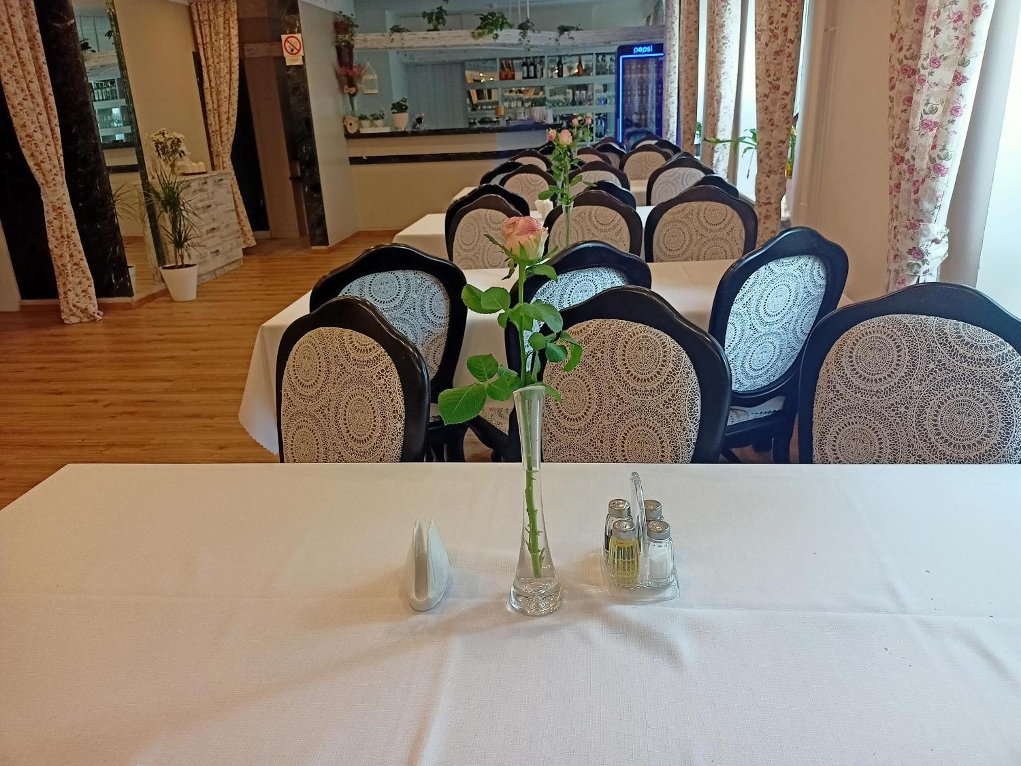 Hotel Iskra à Radom Extérieur photo